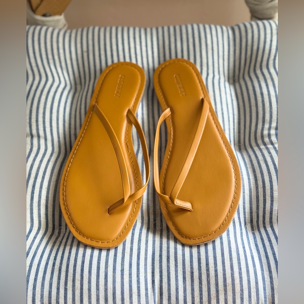 Old Navy Yellow Faux Leather Slim Strap Square Toe Flip Flop Flat Sandals Sz 9